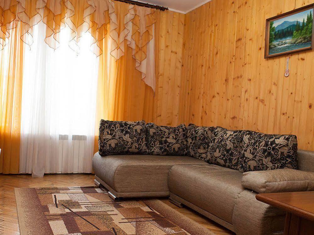 Ялинка Готель Vyshkiv Eksteriør billede
